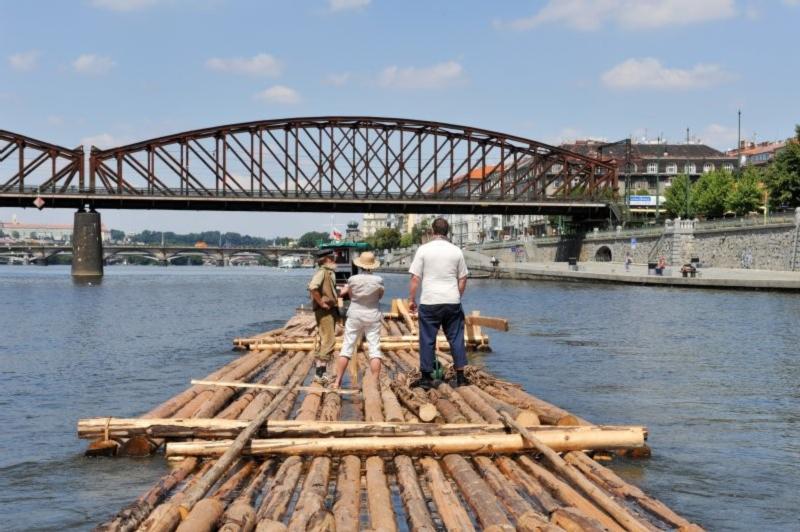 Čeští dobrodruzi chtějí jako
první zdolat na voru Atlantik