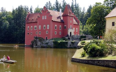 Nejhledanějším turistickým
cílem byl zámek Červená Lhota