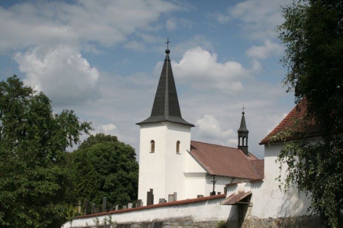 Pohřeb Jiráskové v Malenicích
se odehrál v komorním duchu