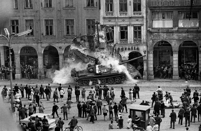 Česká osudová data 1945, 1968, 
1969, 1989 zachycena fotoaparáty