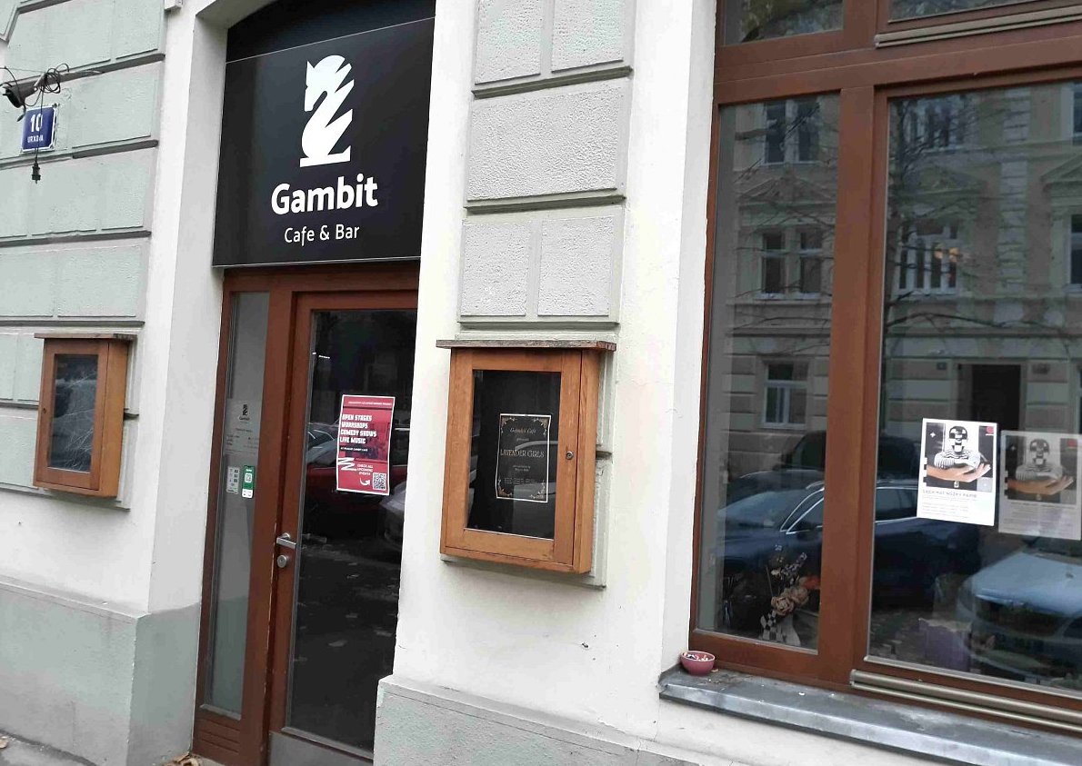 Šach mat i koláže v Gambit Café v Karlíně