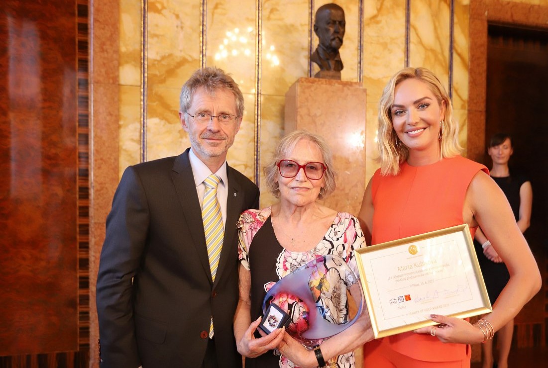 “Musíme se mít rádi a nesmíme si závidět,” říká Marta Kubišová, držitelka ceny Beauty of Help Award