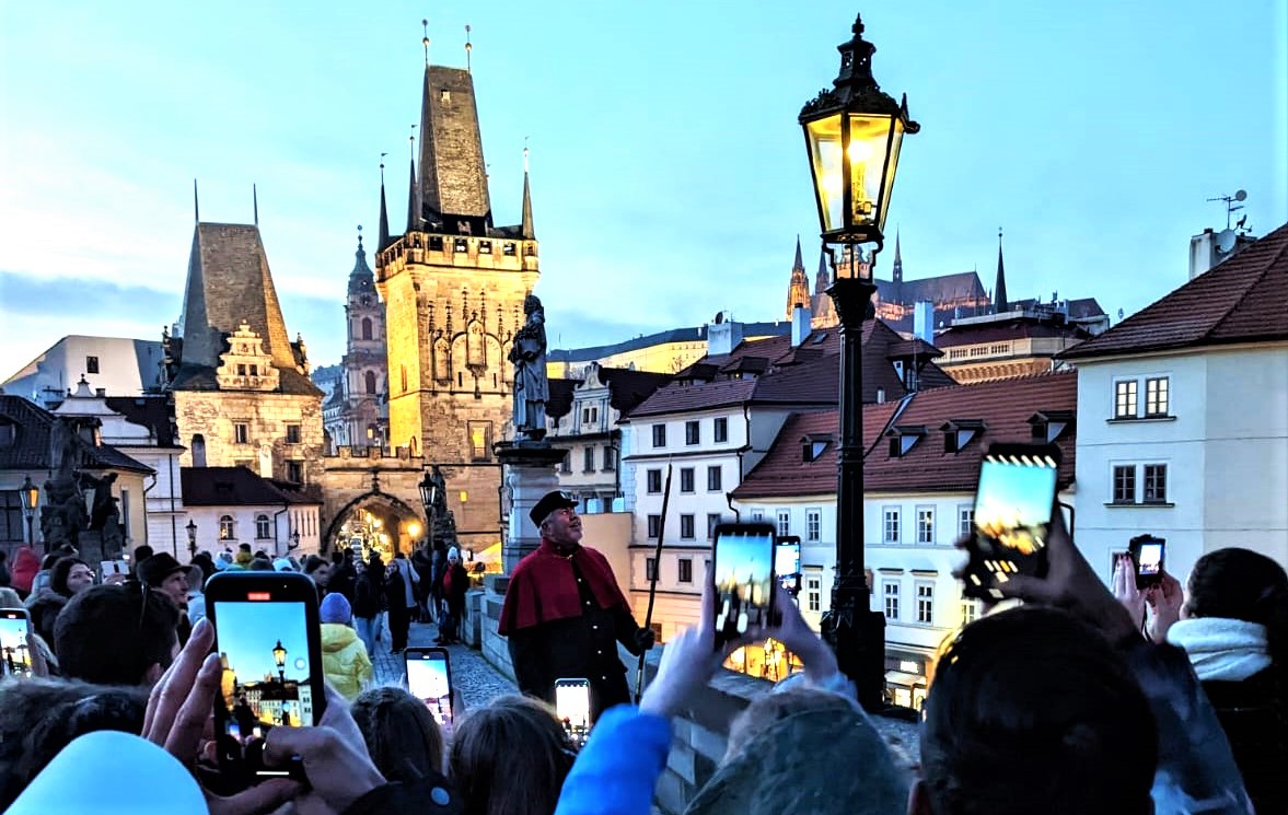 Seznamte se s lampářem na pražském Karlově mostě