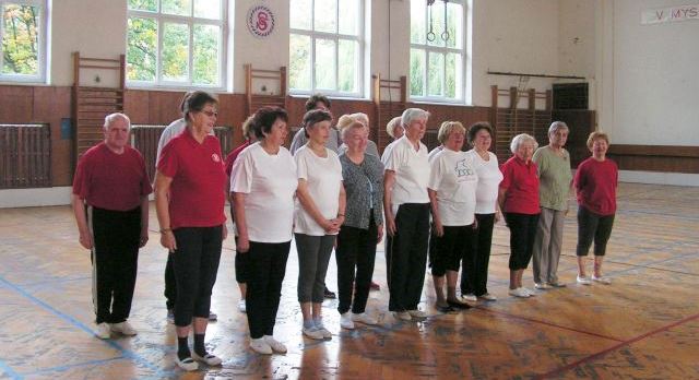 Stovky seniorů ze Sokola
nacvičují skladbu na slet