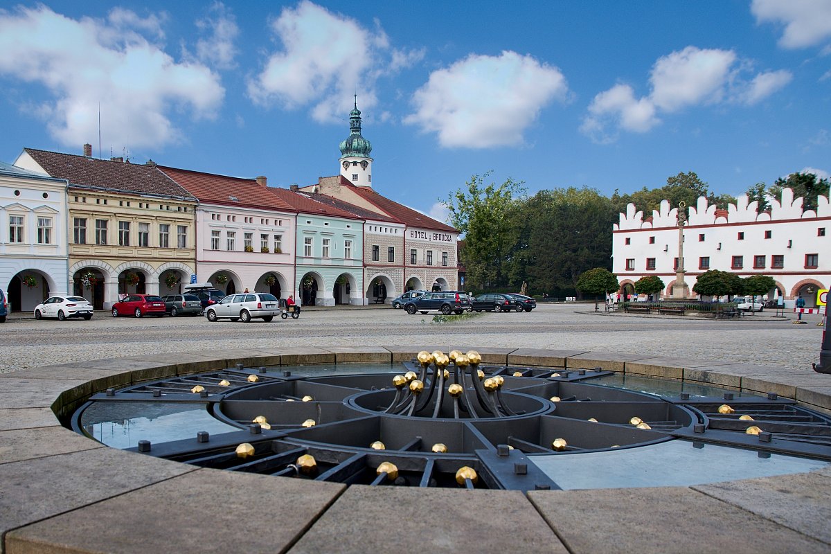 Město na skalním ostrohu