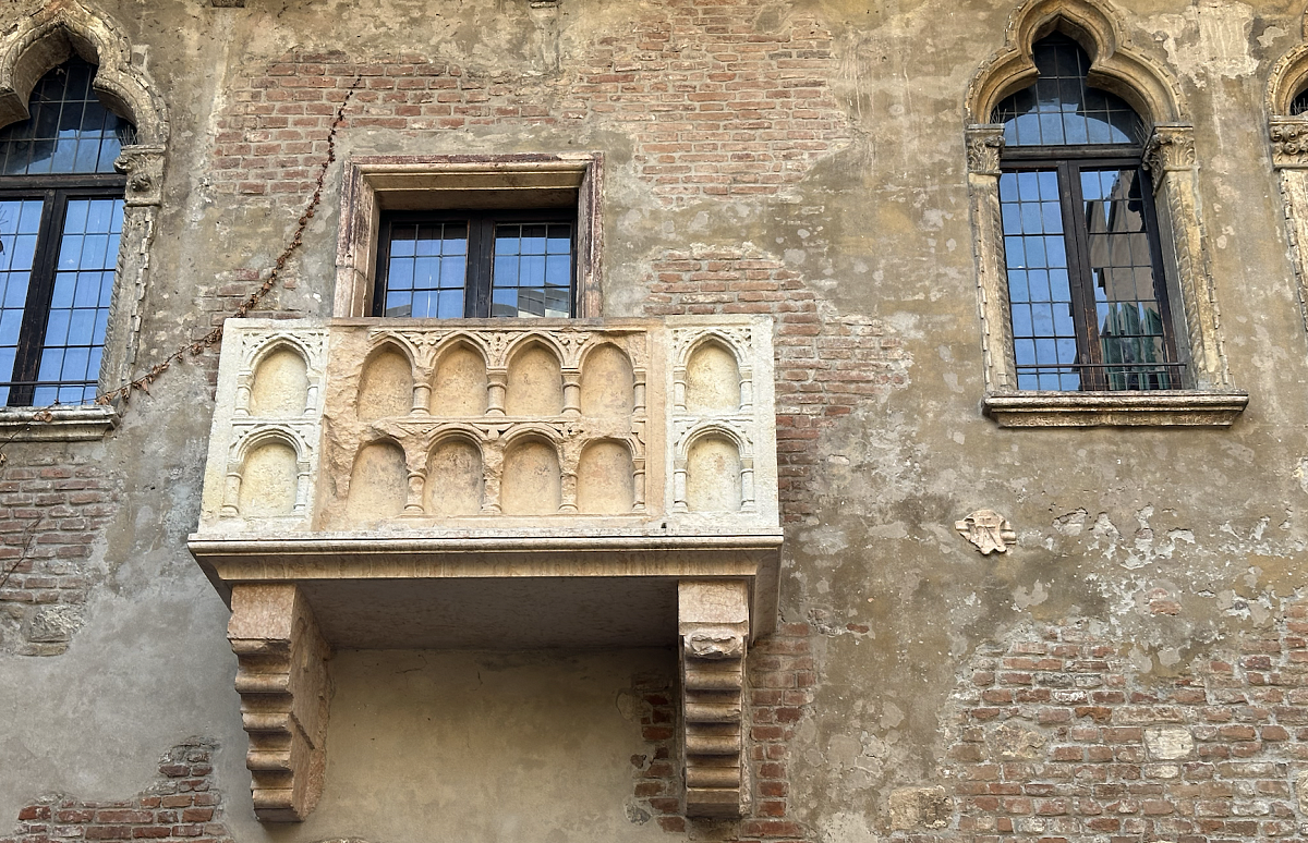 Jeden balkon, pod ním tisíce turistů denně