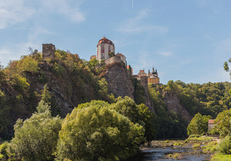 Kdo pozná jeden z nejkrásnějších zámků naší vlasti, který  skalní ostroh vynáší nad řeku do nebes...