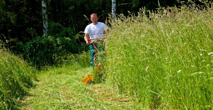 Konec dřiny, bubnová sekačka
krásně poseká i vysokou trávu 