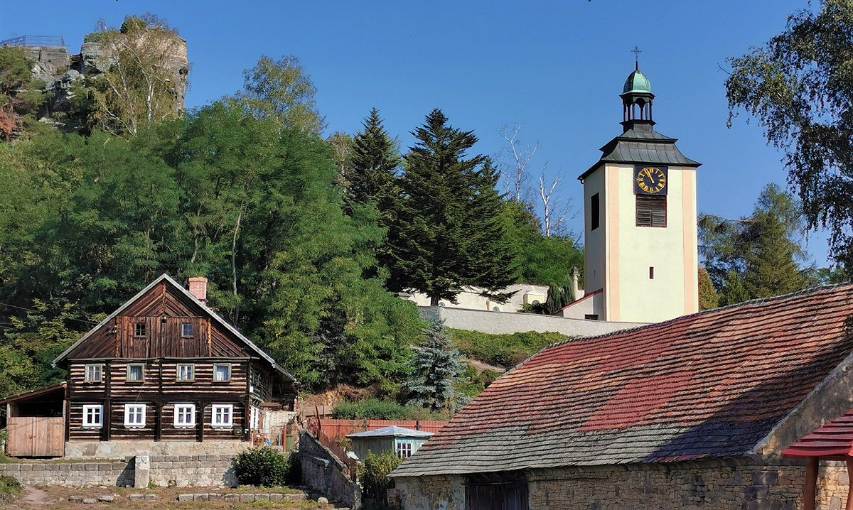 Mezi skalním hradem a jezerem