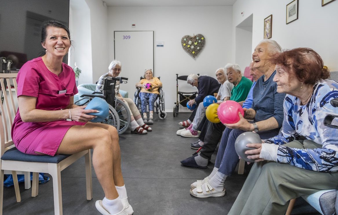 Není důležité, zda se o seniory stará státní či soukromé zařízení, klíčová je kvalita péče, říká Lukáš Drásta ze Senlife