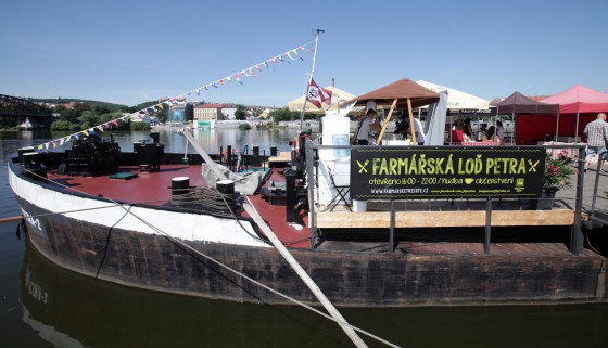 Farmářská loď Petra nabízí 
nejen produkty, ale i zábavu