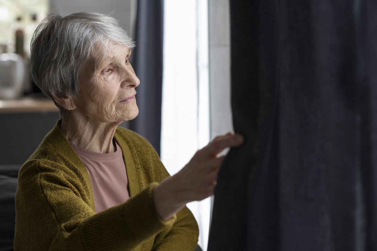 Důvěřivá seniorka pustila zlodějku do bytu, přišla o platební kartu a hotovost