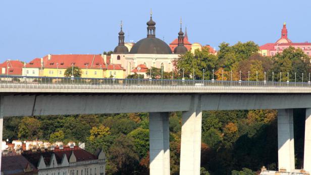 Nuselský most má vydržet 80 let. 
Jenže potřebuje rekonstrukci