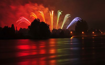 Vltava ožije ohňostrojem,
přijede legenda Nazareth