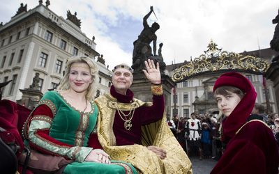 Průvod Karla IV. zamířil
s klenoty na hrad Karlštejn