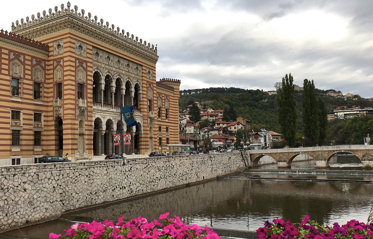 sarajevská radnice nese rukopis českých architektů.JPG