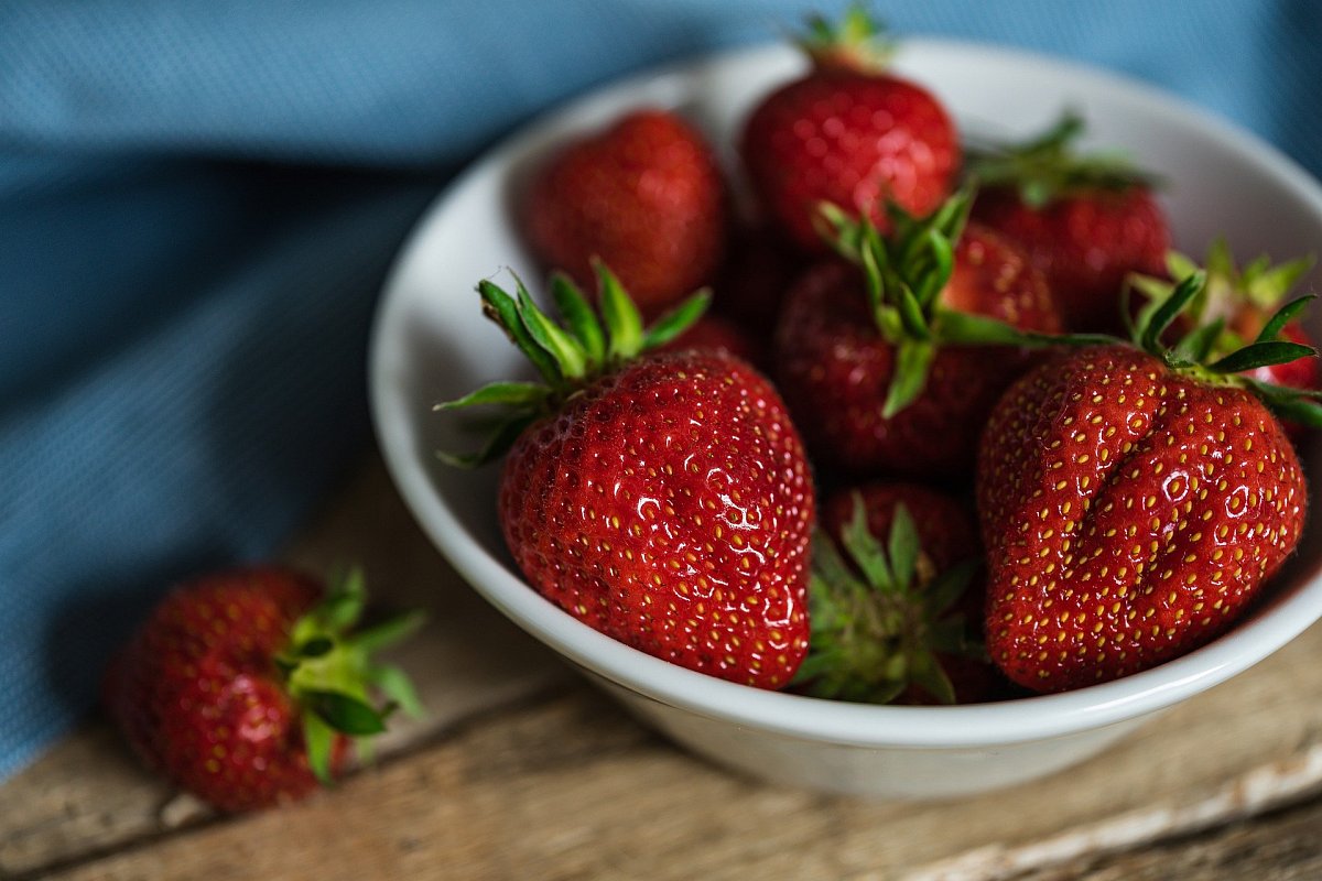 Jahody jsou nejen chutné, ale i zdravé, obsahují řadu antioxidantů. Tak si z nich udělejme koláč nebo nepečený dort