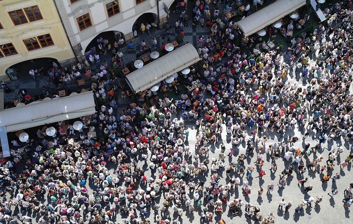 Senioři, nevycházejte z domova, doporučuje vláda