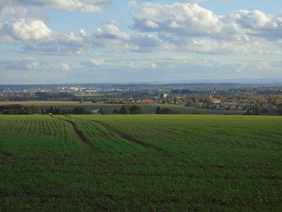 V dáli Hradec Králové, za chvilku jsme tam.