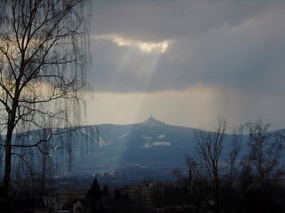 Ještěd za clonou.