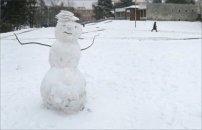 01- Paní spěchá, ani si nevšimla mého nového klobouku