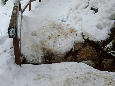 Tudy jsem doslovo lezla po kolenou, klouzalo to.