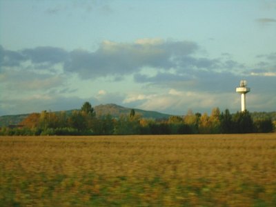 Krajina kolem utíká.