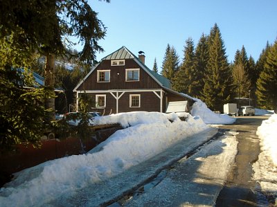 Kloboukův domeček, ubytování Eleniny a Janiny rodiny.