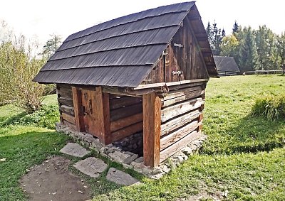 haltýř, roubená stavba nad pramenem vody, skládá se ze dvou částí - ze studánky s pitnou vodou a z jakési vany, která sloužila k uchovávání a chlazení potravin, třeba krajáče s mlékem