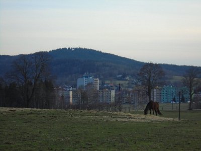 Na obzoru v dáli rozhledna Císařský kámen...