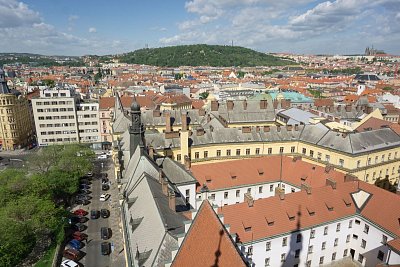 08-budovy-radnice-v-pozadi-petrin.jpg