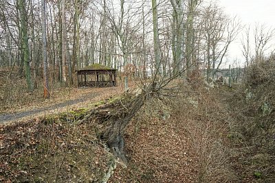 1 Turistický přístřešek před hradbami