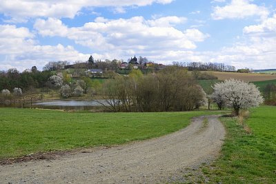 1 Pohled na Pravonín od jihozápadu.