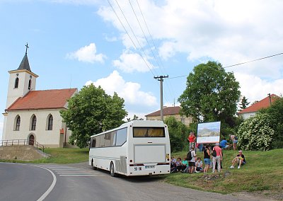 Autobus na nás čeká