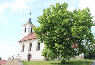 Kostel v obci Klapý