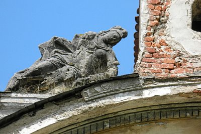 10 Socha na levé straně střechy v roce 2017.