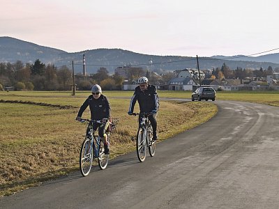 Cyklisté u Nýrska, v jednu odpoledne bylo příjemných 15°C.