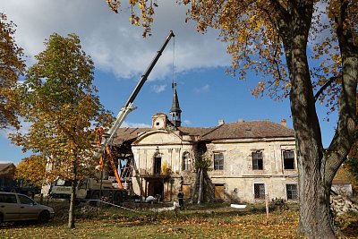 14 V říjnu 2020 byly sejmuty ze střechy sochy.