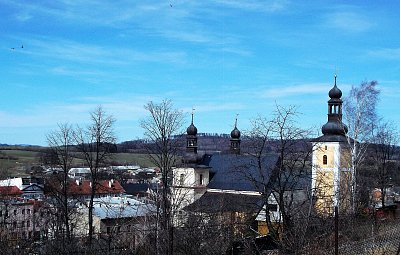 Zase kostel, v levém horním rohu poštolky, které hnízdí v jeho věžích*