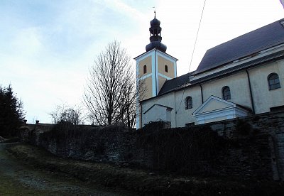 Zadní část kostela, v popředí zbytky středověkých hradeb.