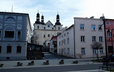 Pohled od radnice ke kostelu