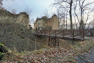 2 Přes příkop musel být postaven nový můstek.