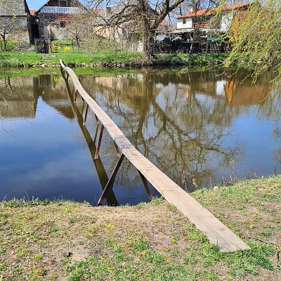 Mini lávka přes řeku asi pro zábavné přejezdy kol