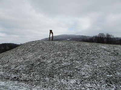 Zvonek na umělém kopečku