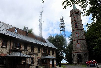 Kamenná rozhledna Jedlová leží ve výšce 774m a je dominantou obce Jiřetína pod Jedlovou. Je vysoká 23m. Byla postavena v r.1890 a po rekonstrukci byla znovu otevřena v r. 1992. Krásné výhledy na Lužické hory, Sasko a Česlo-saské Švýcarsko.