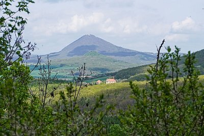 4 Milešovka a kostel v Sutomi