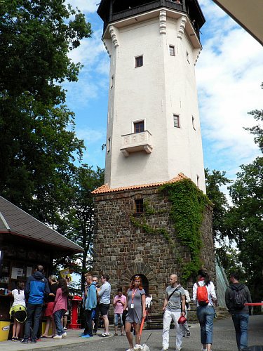 Kamenná rozhledna Diana v Karlových Varech ve výšce 556m. Vysoká 40m, otevřena v r. 1914. Vede k ní lanovka. Překrásné výhledy na lázeňské a festivalové město.