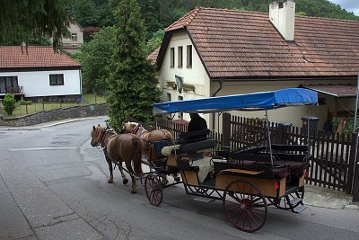 Koníci jedou z hradu