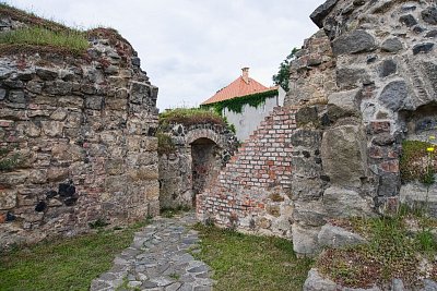 7 - mezi zbytky základů paláce