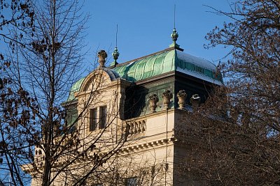 8  Jedna část střechy Strakovy akademie.